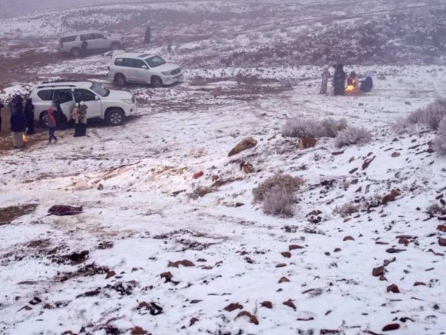 Desierto de Al Jawf en Arabia Saudita se cubre de nieve por primera vez en la historia