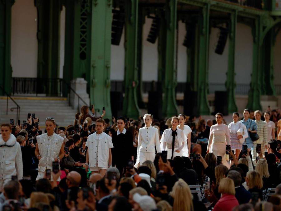 El tweed reina en el desfile de Chanel Primavera-Verano 2025 en el Grand Palais