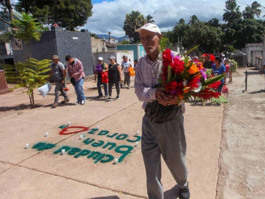 Capitalinos recuerdan a sus difuntos llevándoles flores y música a los cementerios