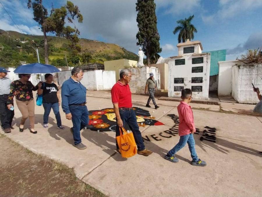 Las vistosas alfombras que decoraron el Cementerio General el Día de Difuntos