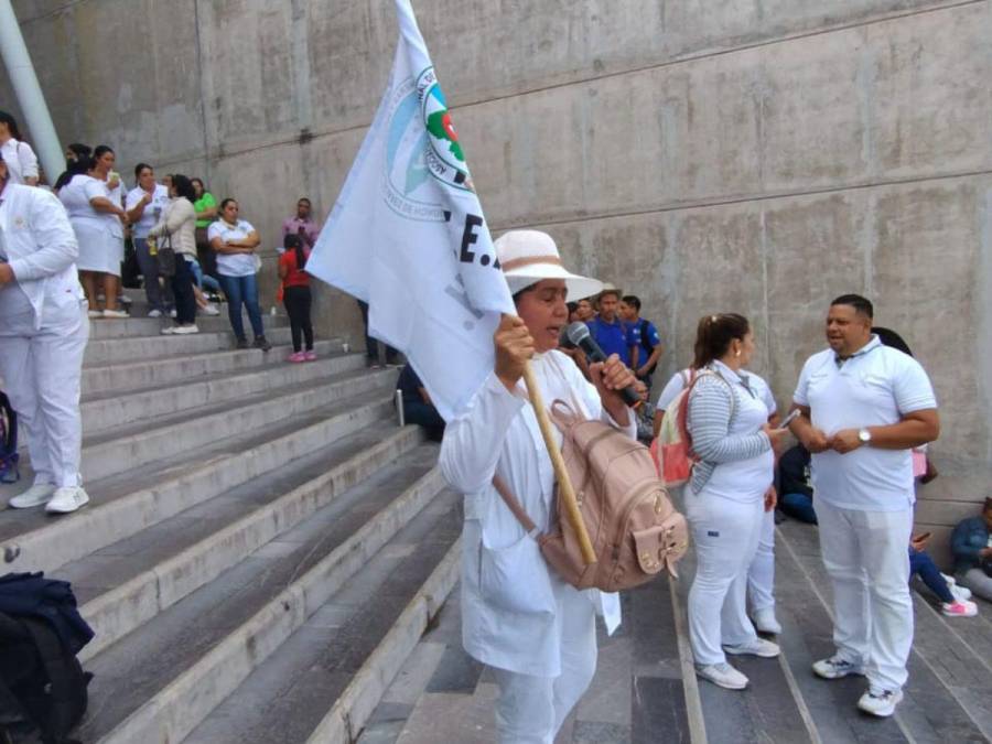 Bailando y exigiendo pagos: enfermeros auxiliares paralizan el CCG