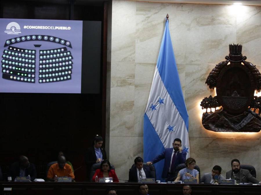 “Es una emergencia”, solo eso dijo Luis Redondo antes de suspender sesión en CN