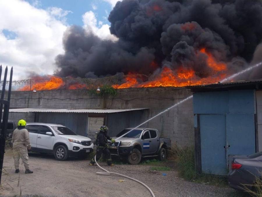 Las imágenes del pavoroso incendio en la colonia El Prado