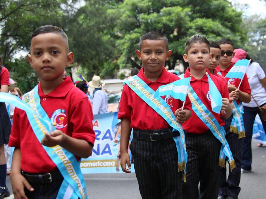 Con llamativos trajes, niños y niñas deslumbran en los desfiles en Comayagüela