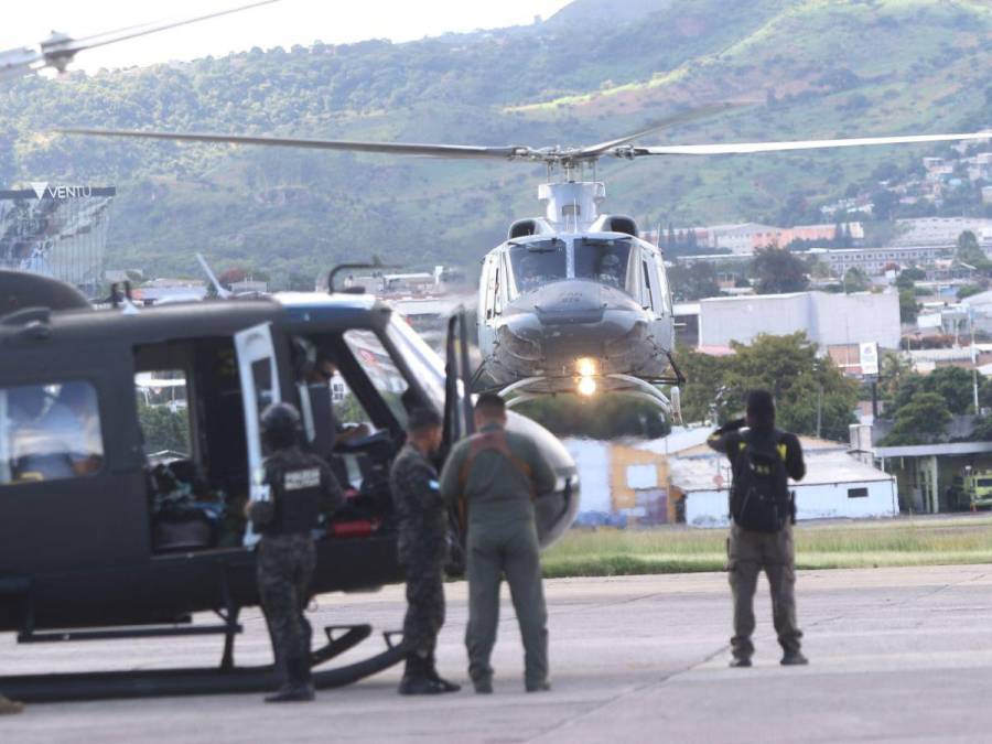 Esposados y en helicóptero, llegan a Tegucigalpa policías y militares acusados de facilitar información a narcos