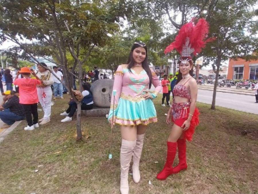 Tradición y color: Hermosas palillonas engalanan Carnaval de Tegucigalpa 2024