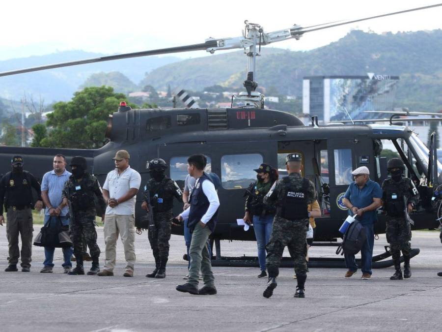 Esposados y en helicóptero, llegan a Tegucigalpa policías y militares acusados de facilitar información a narcos