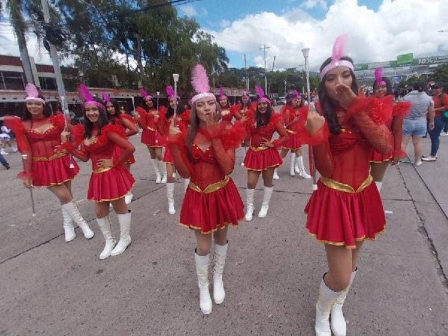 Tradición y color: Hermosas palillonas engalanan Carnaval de Tegucigalpa 2024