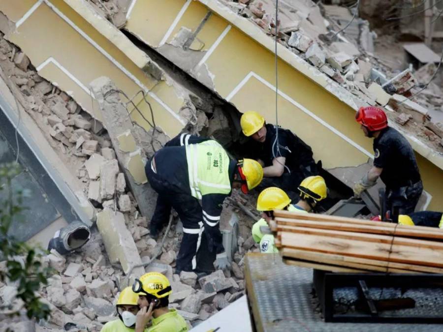 Cuerpos soterrados y una persona muerta: desastres tras derrumbe de edificio en Argentina