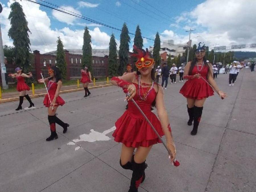 Tradición y color: Hermosas palillonas engalanan Carnaval de Tegucigalpa 2024