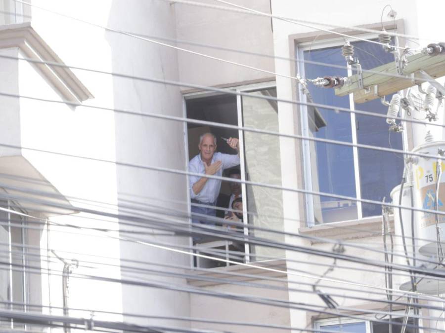 Sonriendo y saludando desde la ventana, ‘Tito’ Asfura ingresa a los tribunales en la capital