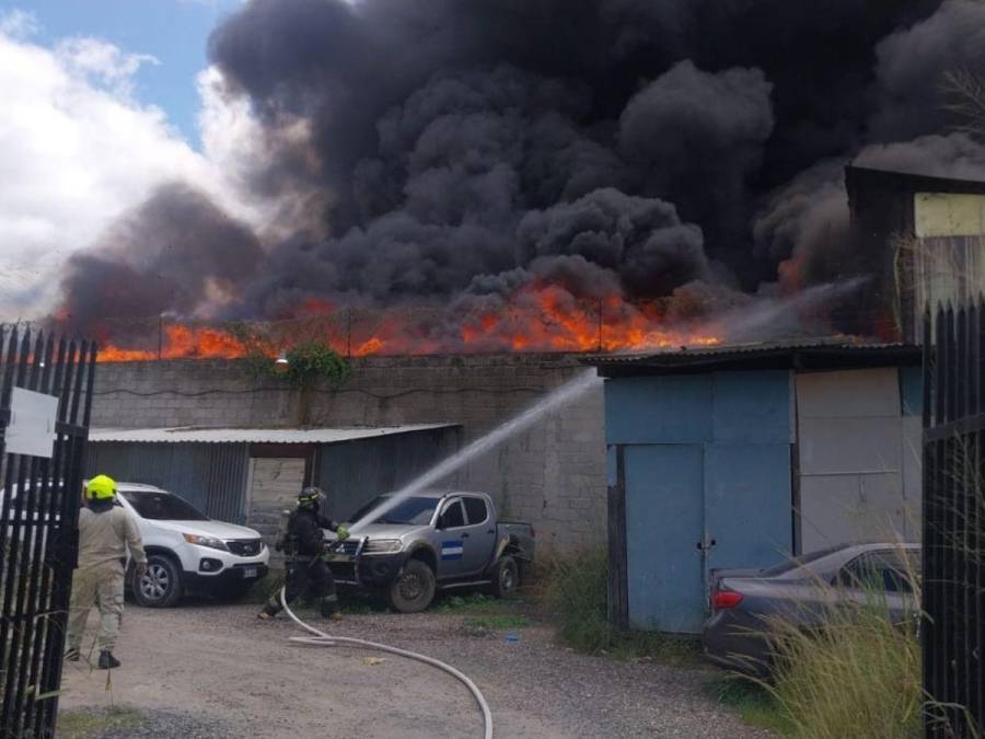 Las imágenes del pavoroso incendio en la colonia El Prado