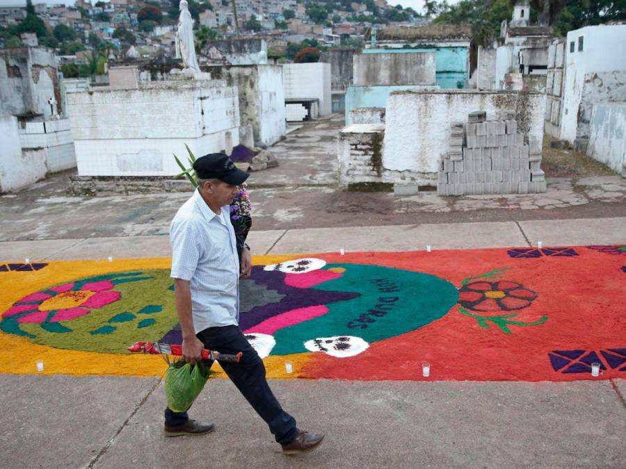 Capitalinos recuerdan a sus difuntos llevándoles flores y música a los cementerios