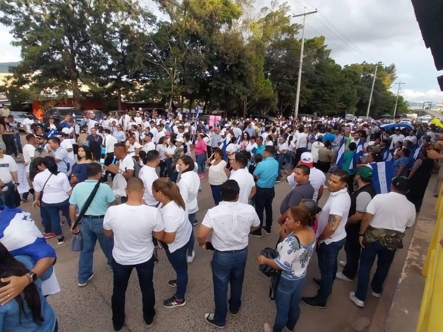 Oposición marcha exigiendo renuncia de Xiomara Castro en bulevar Kennedy