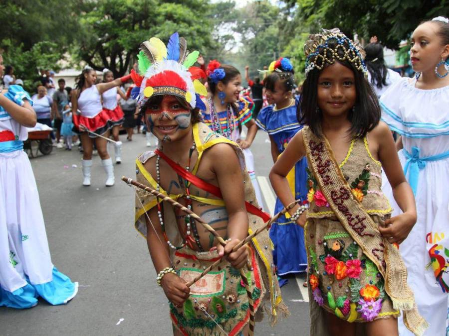 Con llamativos trajes, niños y niñas deslumbran en los desfiles en Comayagüela