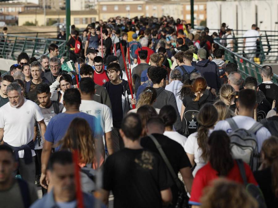 Cientos de voluntarios trabajan en la limpieza y búsqueda de desaparecidos en Valencia