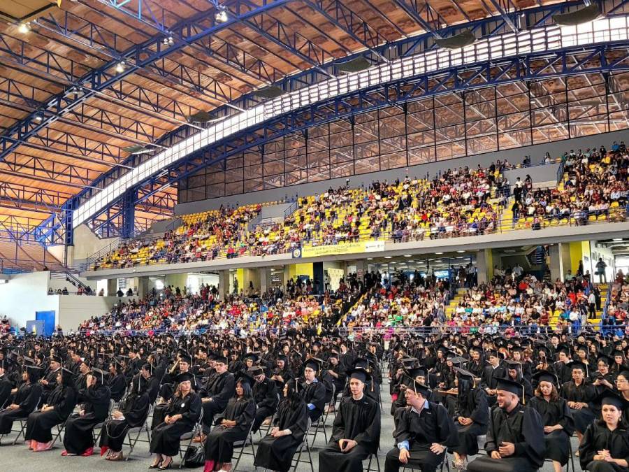 Graduaciones UNAH 2024: Estudiante no vidente y religiosa reciben sus títulos