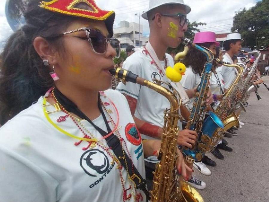 Tradición y color: Hermosas palillonas engalanan Carnaval de Tegucigalpa 2024