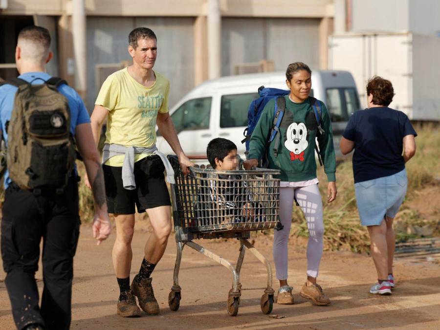 Imágenes tristes: Supermercados colapsados y escasez de agua potable por la DANA en Valencia