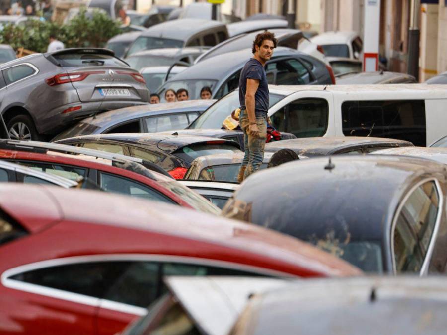 Con decenas de carros apilados en sus calles amaneció Valencia tras el paso de la DANA