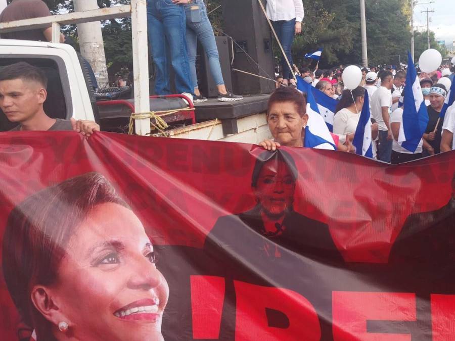 Oposición marcha exigiendo renuncia de Xiomara Castro en bulevar Kennedy