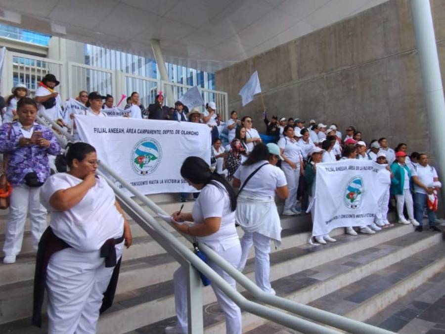 Bailando y exigiendo pagos: enfermeros auxiliares paralizan el CCG