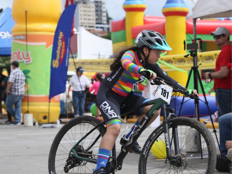 Talento en dos ruedas: las niñas brillaron en la Vuelta Ciclística Infantil 2024