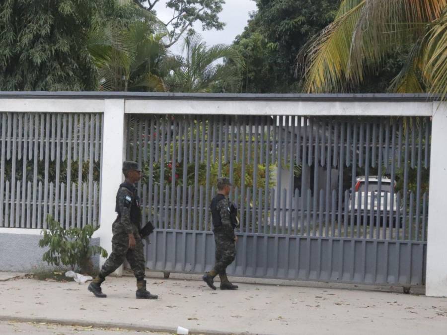 Presencia policial y escepticismo frente a vivienda de Adán Fúnez