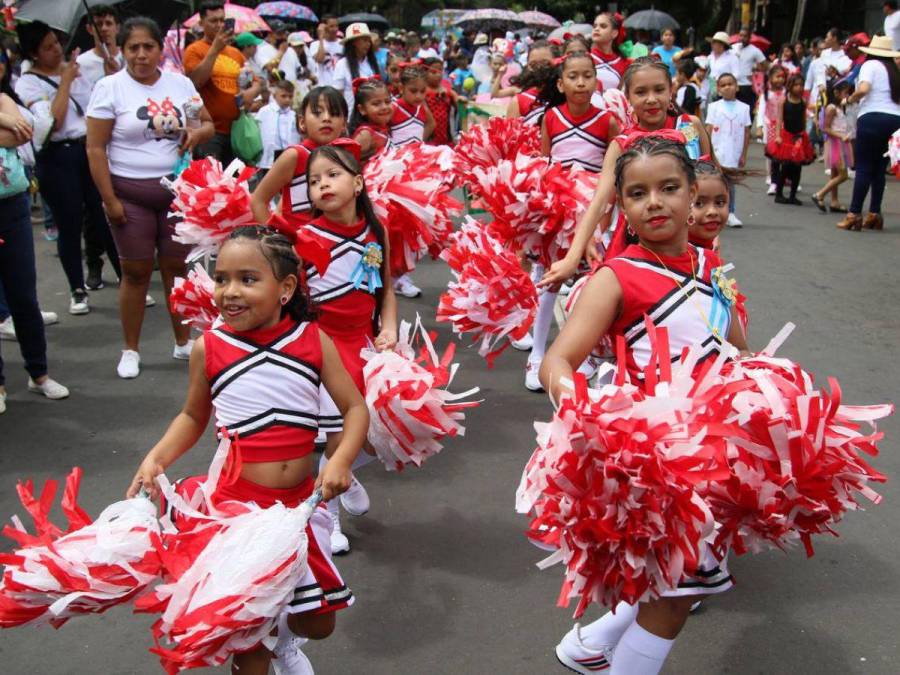 Con llamativos trajes, niños y niñas deslumbran en los desfiles en Comayagüela