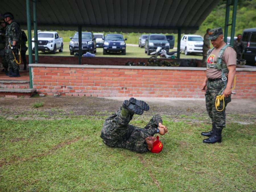 Con compromiso y seguridad, paracaidistas se preparan para el espectáculo cívico