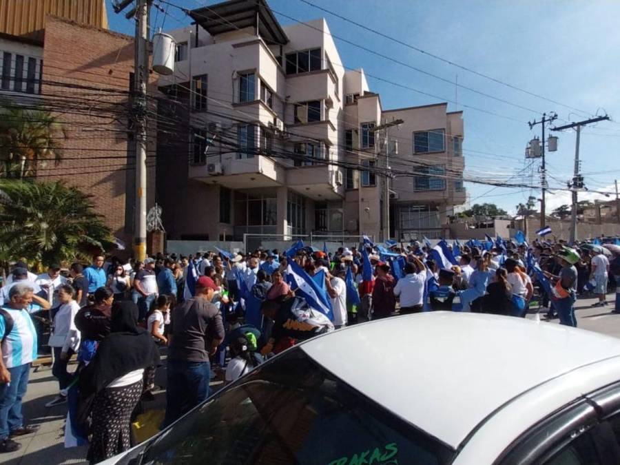 Sonriendo y saludando desde la ventana, ‘Tito’ Asfura ingresa a los tribunales en la capital