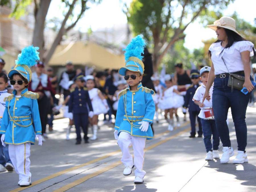 Con palillonas y cadetes, alumnos de prebásica derrochan patriotismo en las calles de la capital