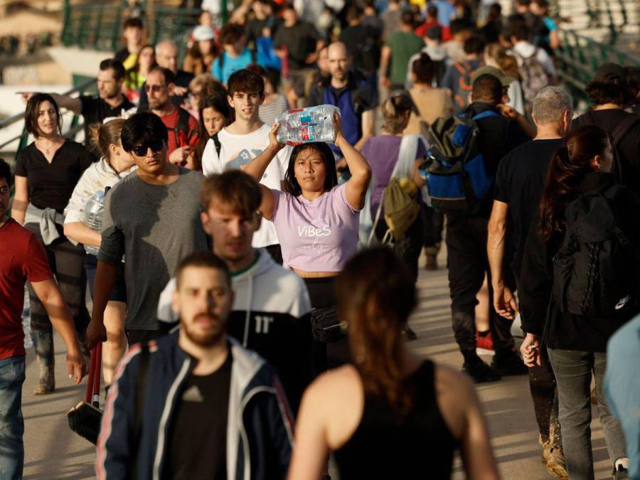 Imágenes tristes: Supermercados colapsados y escasez de agua potable por la DANA en Valencia