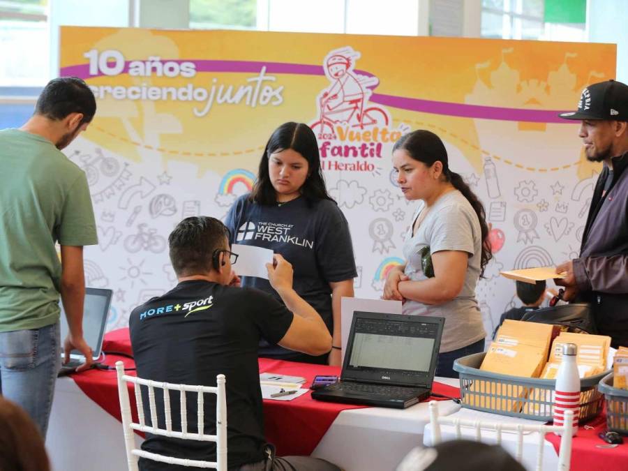 Gran ambiente se vive en la entrega de kits para la Vuelta Ciclística Infantil de El Heraldo