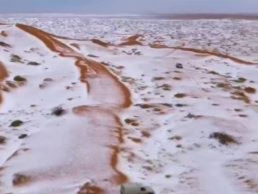 Desierto de Al Jawf en Arabia Saudita se cubre de nieve por primera vez en la historia