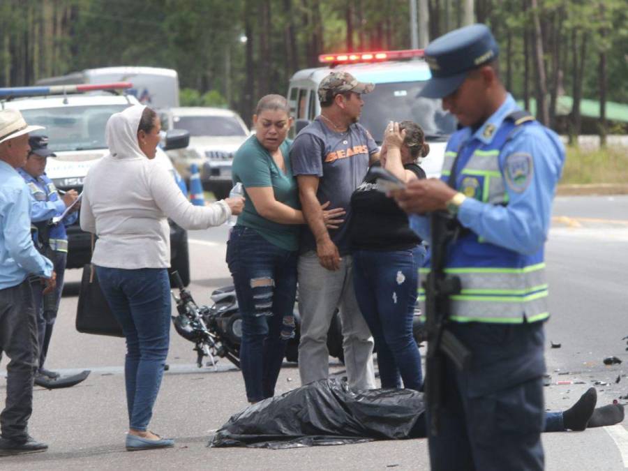 Dolor e impotencia: familiares de jóvenes fallecidos llegan a la zona del accidente en Zambrano