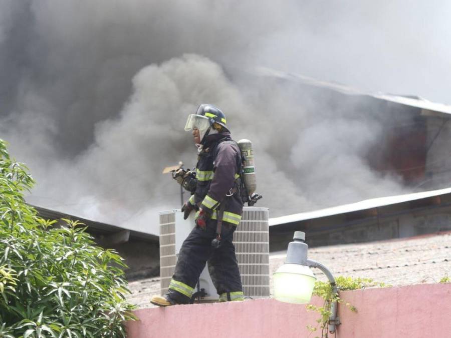 Infierno en El Prado: Bomberos batallan contra las furiosas llamas