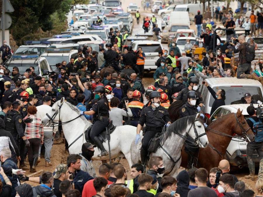 Con insultos y lodo reciben a los reyes de España en Valencia