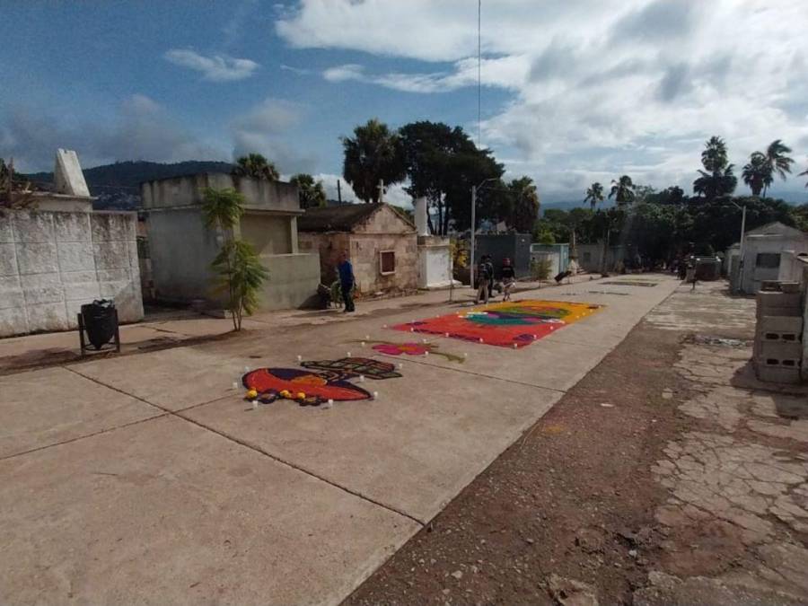 Las vistosas alfombras que decoraron el Cementerio General el Día de Difuntos