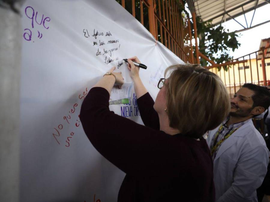 Laura Dogu encabeza inauguración de remodelado centro de salud en colonia San Miguel