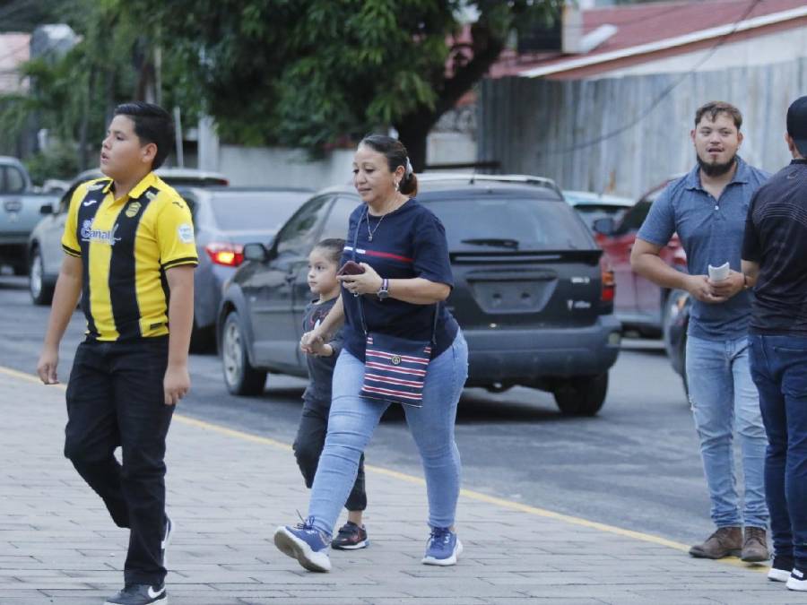 Ambiente de fiesta se vive previo al clásico entre Real España y Marathón