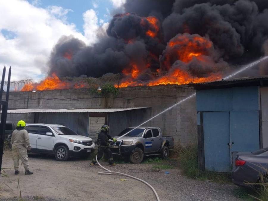 Las imágenes del pavoroso incendio en la colonia El Prado