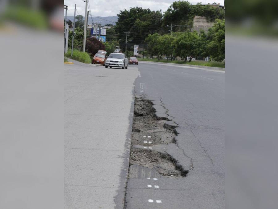 Sobre ‘cráteres’ y en tinieblas transitan motociclistas por algunas zonas de Honduras