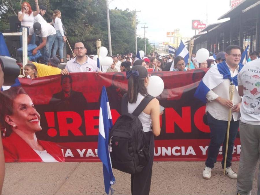 Oposición marcha exigiendo renuncia de Xiomara Castro en bulevar Kennedy