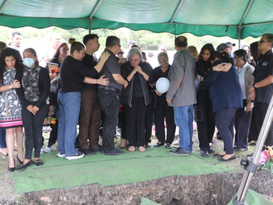 Con canciones y globos dan el último adiós al narrador Henry Marvin Cabrera