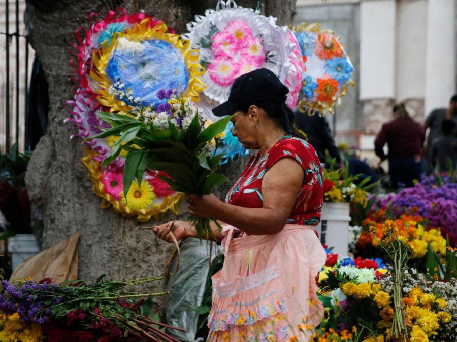 Capitalinos recuerdan a sus difuntos llevándoles flores y música a los cementerios