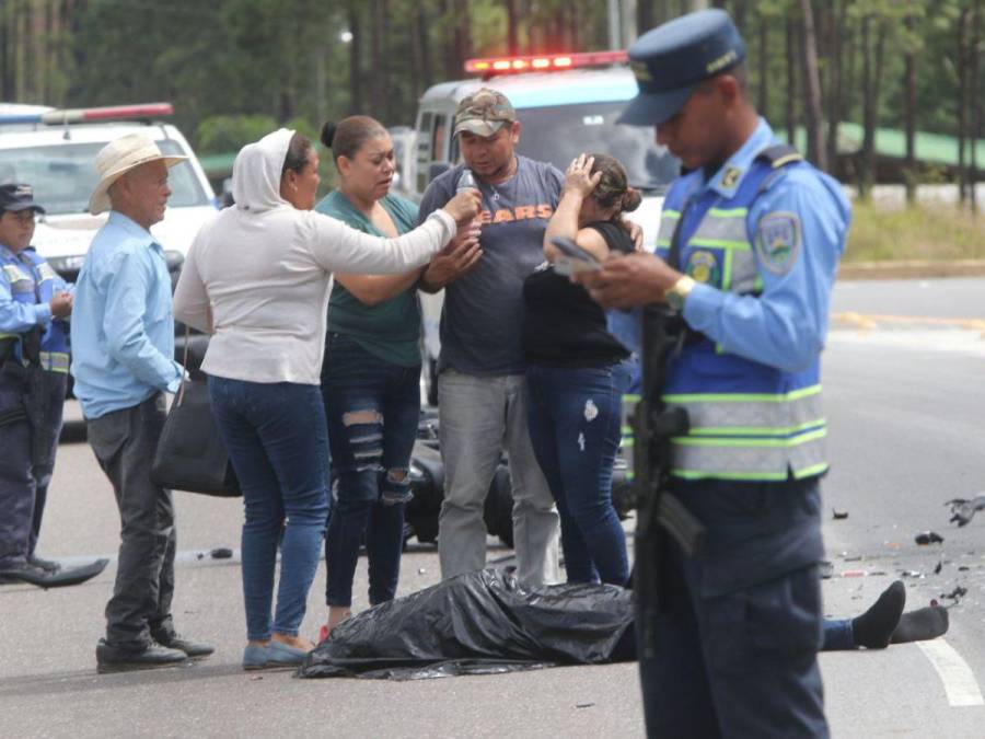 Dolor e impotencia: familiares de jóvenes fallecidos llegan a la zona del accidente en Zambrano