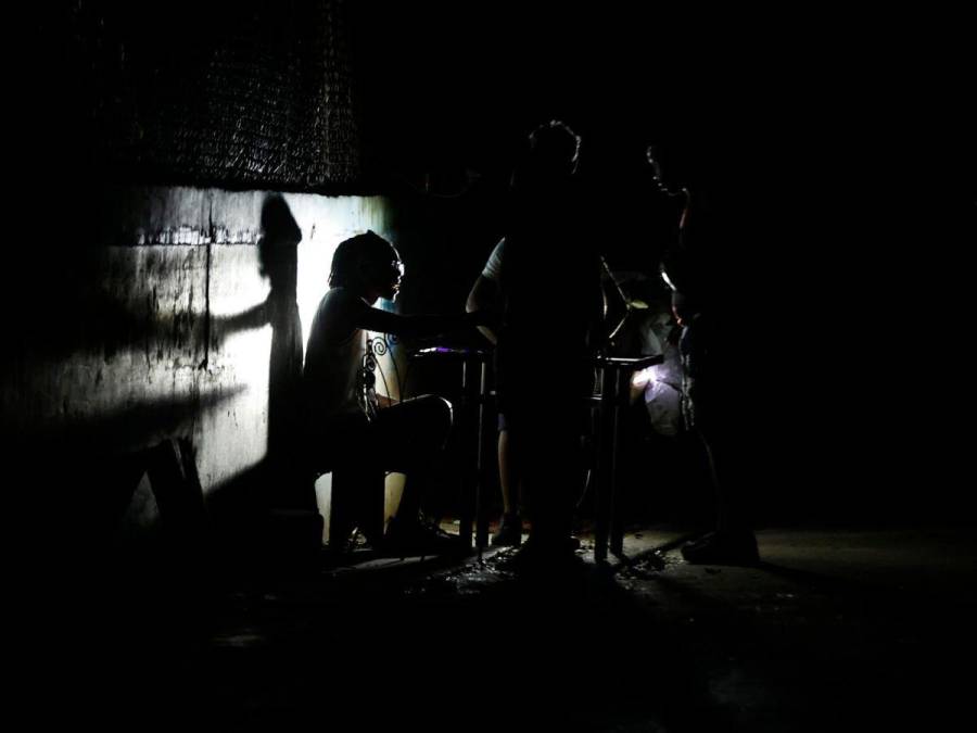 En penumbras pasaron la noche los cubanos por crisis energética