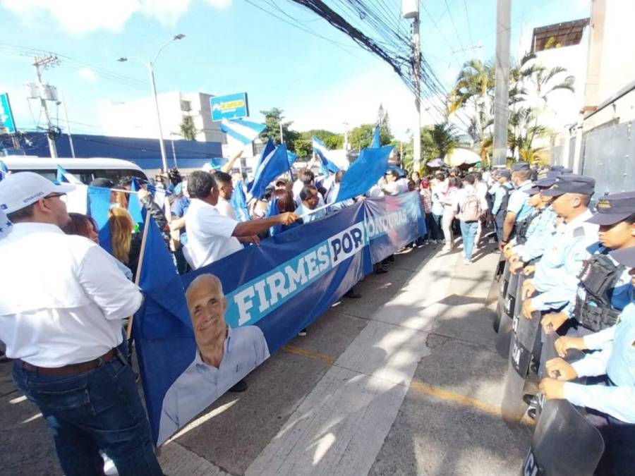 Sonriendo y saludando desde la ventana, ‘Tito’ Asfura ingresa a los tribunales en la capital