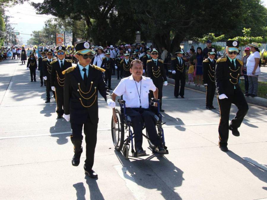 Alumnos de las escuelas muestran su fervor y sus sueños en los 203 aniversario de independencia